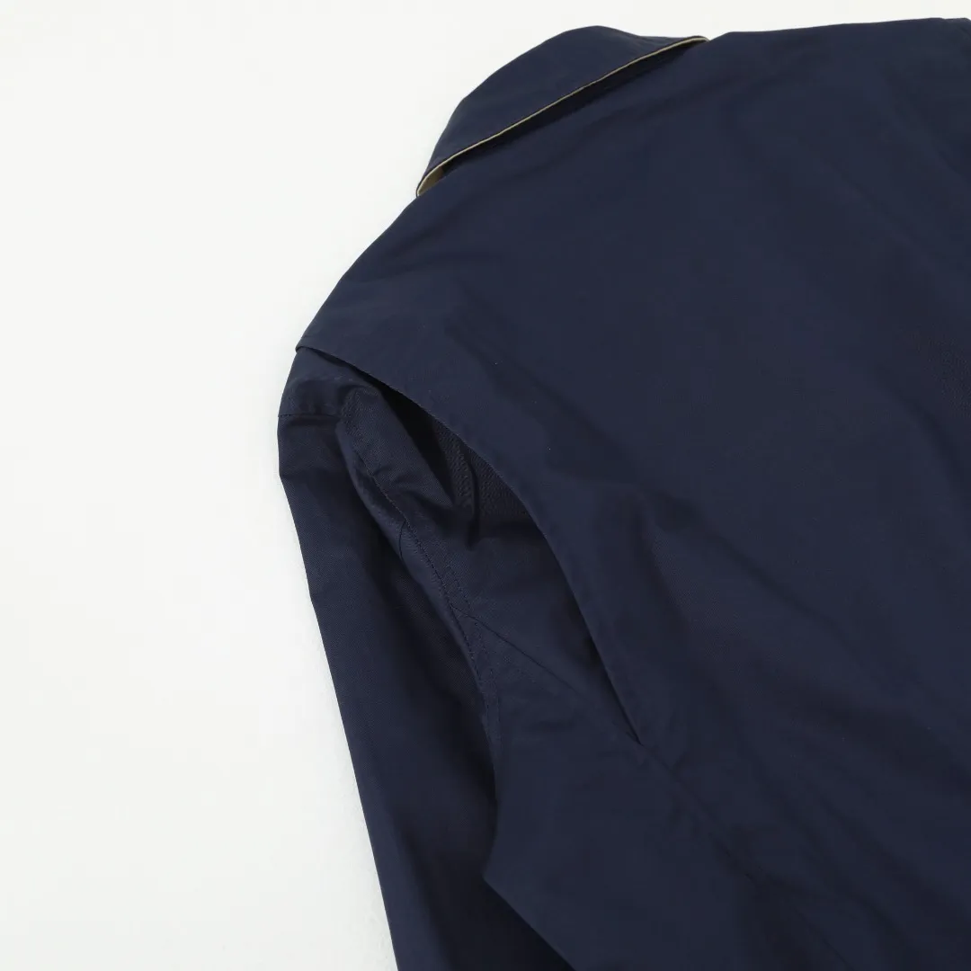 P350 Model No.: R08 Ralph Lauren/Ralph Lauren Classic Unisex Old Cadre Zipper Jacket Size #S/M/L/XL Color #Khaki Black Navy Recommended by many fashion bloggers, the Harrington jacket’s lapel zipper windproof design perfectly blends casual style with street trend elements, making it very suitable for neutral wear. The fabric texture of the jacket is excellent and comfortable to wear. It is a very versatile and trendy jacket. Original development, 100% pure cotton fabric, exquisite embroidery, evergreen style for all seasons, feel free to buy it, retro will never go out of style!  Reference# Length: 68/70/72/74 Bust: 128/132/136/140 Shoulder Width: 52/53/54/55